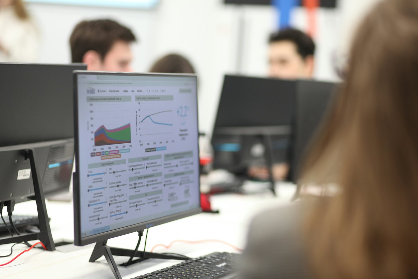 Un monitor de computadora muestra gráficos y análisis de datos en una oficina.